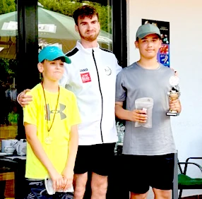 Damian und Noah mit Luca Kasten, unserem Leiter Jugend
