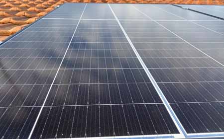 Photovoltaikanlage wird montiert